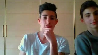 Любовники показывают попки в гей порно чате