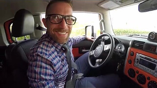 Мужик в очках в гей видео снял на обочине парня с красивой попкой