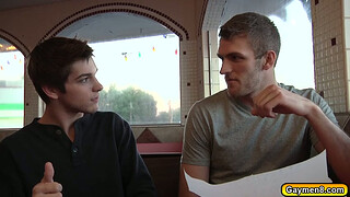 Гей секс в общественном туалете