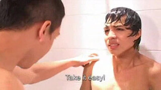 Поцелуи и секс в гей видео под струями душевой воды