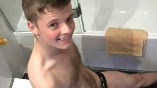 Горячий австралиец дрочит член в гей порно