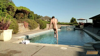 Искупавший в бассейне друзья испробовали секс геев