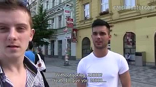 Молодого красавчика за деньги развели на оральный секс геев