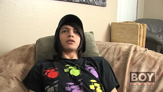 Эмо бой рассказывает о первом опыте в гей видео