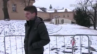Молодой парень согласился за деньги попробовать гей секс