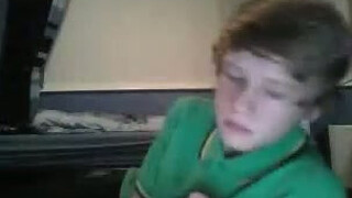 Молоденький студент дрочит член в гей порно чате