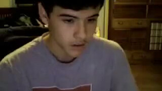 Парни общаясь в гей порно чате дрочат сами себе