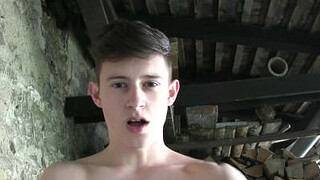 Парень на террасе транслирует мастурбацию в гей порно чат