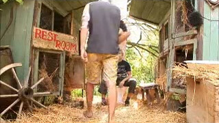 Секс двух молодых геев в деревне за сараем