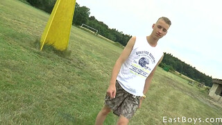 Парень из Чехии разрешает трогать член в гей фильме