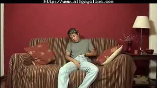 Сын-бездельник получил заслуженную порку от отца