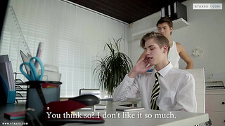 Молодые парни трахаются в офисе