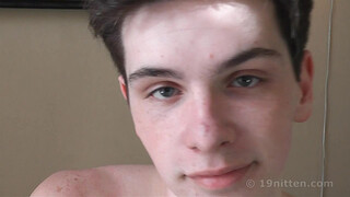 Мужик рукой довел до оргазма молодого паренька гея