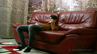 Мужик заставил кончить молодого гея брюнета