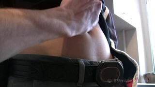 Выпив кофе молодой гей дал подрочить свой член