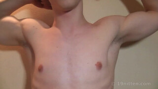 Красавчик гей хвастается мускулами и получает удовольствие от дрочки члена