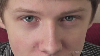 Парень гей закатывает глаза в экстазе когда его член дрочит мужик