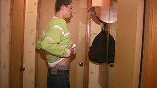 Парень гей придя с прогулки дрочит член