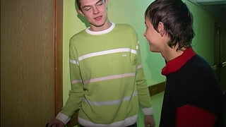 Двое горячих геев красиво трахаются в гостях у одного из них