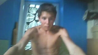 Парень в гей видео показывает свою сладкую попку и член