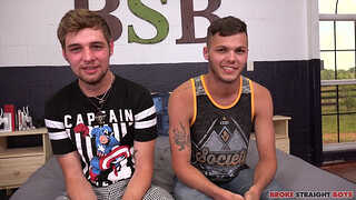 Трахнул молодого гея в очко на кровате