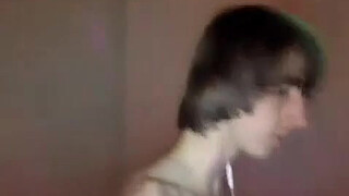 Парень в гей порно чате станцевал стриптиз и подрочил свой член