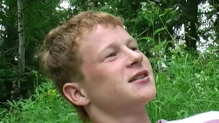 Русский блондин поставил сладкого любовника раком и выебал в лесу