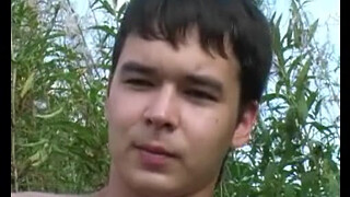 Русский гомосексуалист надрачивает длинный член на природе