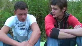 Слащавые геи занимаются анальным сексом на зеленой траве