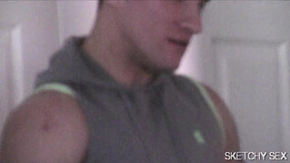 Парни скинулись зарплатой и сняли большой дом для группового траха