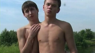 Русский пассив отдается лучшему другу на анальную порку на полянке у озера