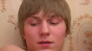 Влюбленные ребята занимаются оральным сексом на квартире