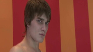 Голый гей трахает пассива глубоко в задницу членом в презике