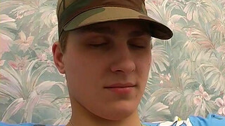 Солдат в форме наслаждается минетом от гражданского на кастинге