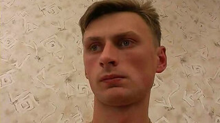 Старшина в форме ебет двух сладких солдатов членом в ротик