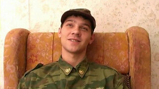 Слащавый солдат в форме наяривает член на порно кастинге