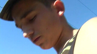 Молодой солдат трахает голубого парня в ротик в увольнительном