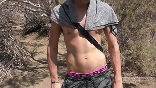 Сладкие геи-туристы сосут елдаки и кончают на смазливые личика