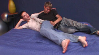 Заводные ребята ебутся на пробах в эротический фильм