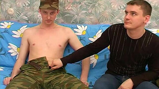 Солдат подзаработал на кастинге и насладился минетом от гея