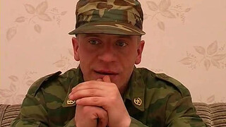 Русский солдат ушел в самоволку и подрочил член на кастинге