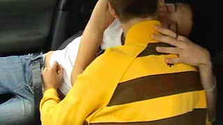 Два красивых парня возбудились в машине и занялись оральным гейским сексом