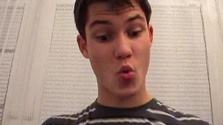 Сладенький брюнет затеял уборку но устал и решил подрочить стояк