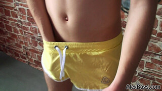 Стильный гей в голубой кепке гоняет лысого пока не взорвется оргазмом