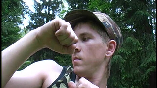 Офицер в форме жестко ебет молодого солдата огромным членом в очко