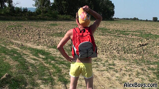 Молодой гей выбрался в лес чтобы дрочить пенис и кончать на животик