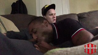 Негр-качок вкусно сосет розовый стояк любимого перед трахом в анал