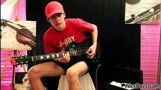 Гомосексуальный гитарист бросил гитару чтобы дрочить толстый писюн