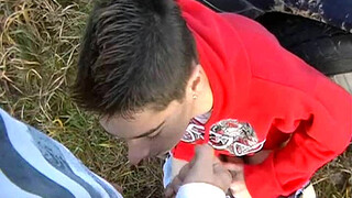 Гомосексуалист трахнул друга у машины и кончил спермой на личико