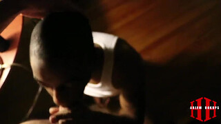 Накачанный негр с татухами на теле отсосал пенис любимого и подарил оргазм